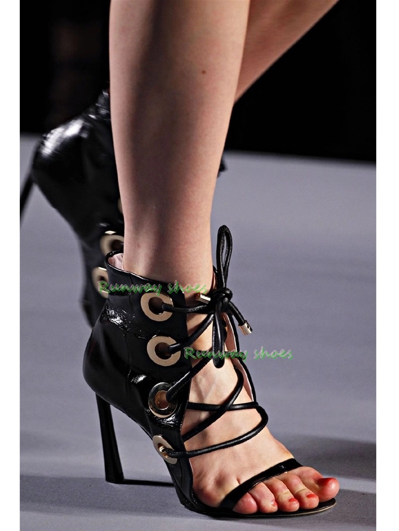 Rode lakleren sandalen met ope - Crossfit Outfit recensie en prijs